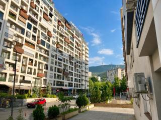Urban Taft Stay Skopje-Modern Vodno View Suite with Private Parking in Taftalidze - 9