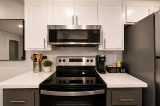 Modern Tempe Retreat Near ASU Pool Gym Pet-Friendly Parking - 2