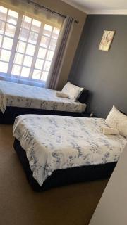 Tumi's Home away- 3 Bedroom - 6