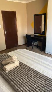 Tumi's Home away- 3 Bedroom - Witbank - 7