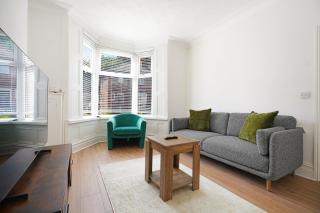 Comfortable 4BR Stay Byerley Road by Stay With Us - 5