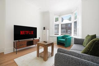 Comfortable 4BR Stay Byerley Road by Stay With Us - 0