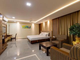 Hotel Silver Oak 7 Minutes Walk to Mahalaxmi Temple - 7