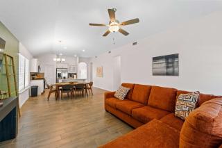 Modern 4BR Retreat Spacious Layout King Suite - 7