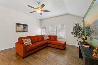 Modern 4BR Retreat Spacious Layout King Suite - 8