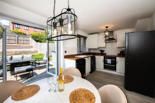Stylish Family Home with Garden Free Parking - Pass the Keys - 0