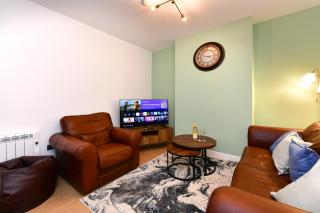 Spacious Modern 3-Bed House Sleeps 6 - Pass the Keys - 1