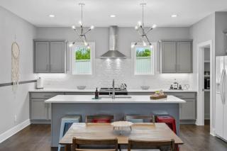 Rhythm & View - Large 4-Bedroom Townhome with Private Garage & Dual Balconies - 2