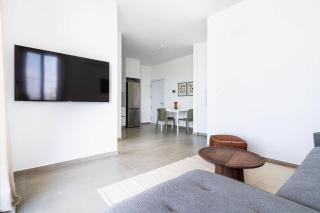 Modern 1BR with Balcony & Free Parking Livadia - 6