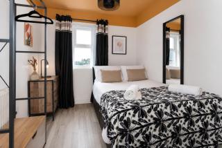 Edge Grove House - Spacious 5 Bedroom - 4 Bathroom - 4