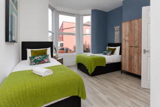 Edge Grove House - Spacious 5 Bedroom - 4 Bathroom - 3