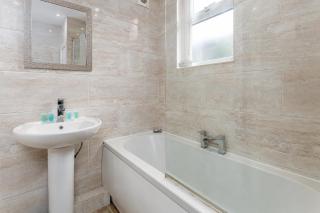 Edge Grove House - Spacious 5 Bedroom - 4 Bathroom - 2