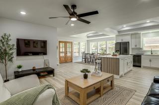 Walk to Main St Tomball! Family Retreat w/ Yard - 5
