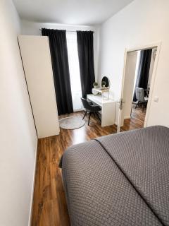 Spacious Garden Apartment 2 Bedrooms Private Terrace Near Metro - 4