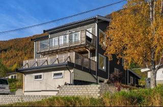 Modern Apartment with Mountain View - 5