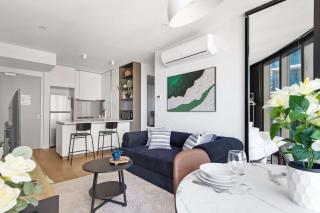 Luxury CBD Stay Pool Spa & City Views - 9