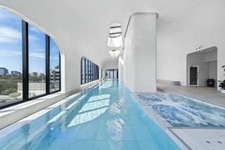 Luxury CBD Stay Pool Spa & City Views - 8