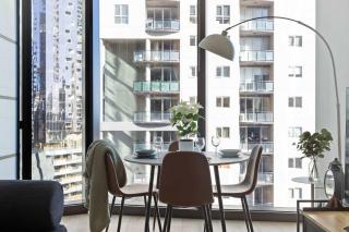 Luxury CBD Stay Pool Spa & City Views - 5