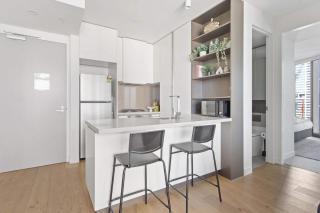 Luxury CBD Stay Pool Spa & City Views - 3