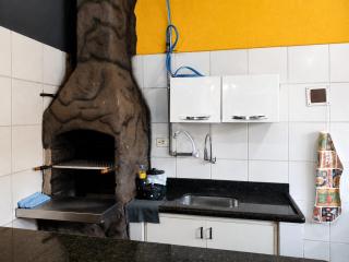 casa de temporada em Caldas Novas Go, com piscina de aquecimento solar e elétrico com , 4 quartos sendo 3 com ar condicionado e 3 banheiros , garagem para 5 carros - 6