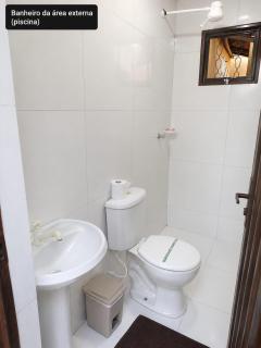 casa de temporada em Caldas Novas Go, com piscina de aquecimento solar e elétrico com , 4 quartos sendo 3 com ar condicionado e 3 banheiros , garagem para 5 carros - 2