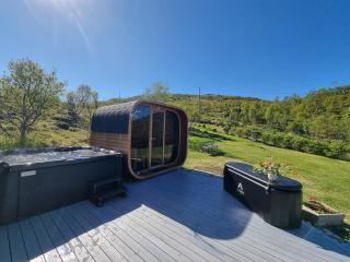 Discover the ultimate aurora escape with a cozy outdoor sauna and hot tub - 4