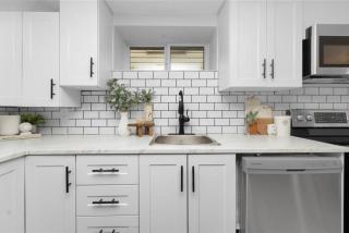 Bright 2 Bedroom Suite - 6