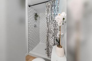 Bright 2 Bedroom Suite - 5