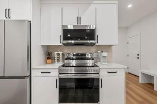 Brand New Bright Luxury 3BD/2BATH - King Bed - 1