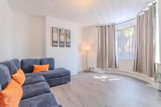 Spacious 5-Bedroom Bedford House - 8