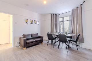 Spacious 5-Bedroom Bedford House - 4