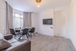 Spacious 5-Bedroom Bedford House - 5