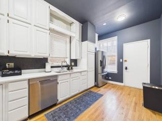 Luxury Wrigley Getaway 2BR Parking - 1
