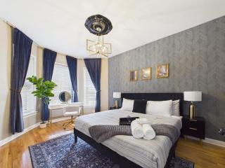 Luxury Wrigley Getaway 2BR Parking - 7
