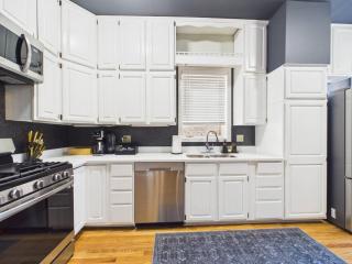 Wrigley Luxe Stay 3BR Free Parking - 3