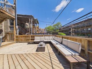 Wrigley Luxe Stay 3BR Free Parking - 4