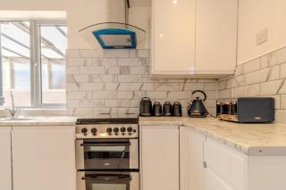 Spacious 5-Bedroom Bedford House - 1