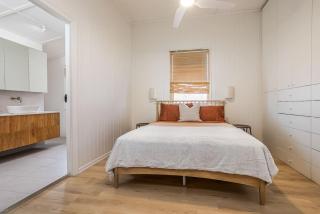 The Verandah - Designer Queenslander 200m to beach - 7