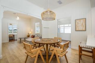 The Verandah - Designer Queenslander 200m to beach - 6