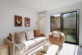 Modern Te Atatu Sanctuary - Air-con and Sofa Bed - 0