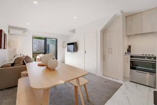 Modern Te Atatu Sanctuary - Air-con and Sofa Bed - 4