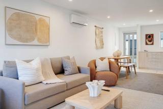 Chic Peninsula Townhouse with Air-Con and Parking - 9