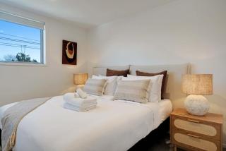 Chic Peninsula Townhouse with Air-Con and Parking - 8