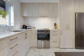 Chic Peninsula Townhouse with Air-Con and Parking - 7