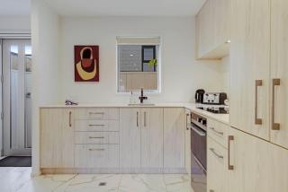 Chic Peninsula Townhouse with Air-Con and Parking - 6