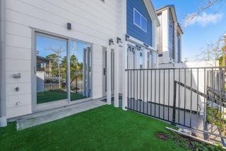 Chic Peninsula Townhouse with Air-Con and Parking - 5
