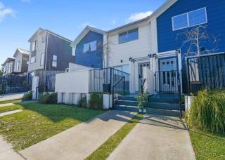 Chic Peninsula Townhouse with Air-Con and Parking - 3