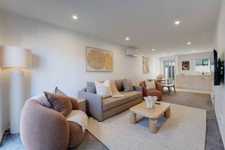 Chic Peninsula Townhouse with Air-Con and Parking - 2