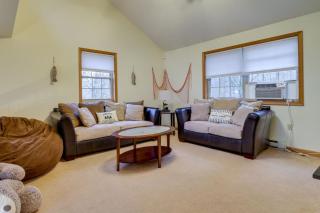 Hot Tub and Game Room Poconos Home Near Slopes - 2