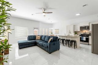 Desert Modern 3BR 2BA Home King Bed Smart TVs - 4